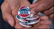 Imagem meramente ilustrativa de broches de votação - Divulgação/ Pexels/ cottonbro