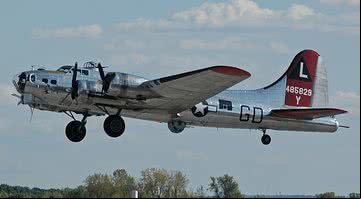 Fotografia de um B17 levantando voo - Kogo/ Creative Commons/ Wikimedia Commons