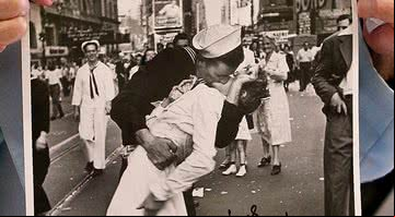V-J Day in Times Square: O famoso beijo do fim da Segunda Guerra - Getty Images